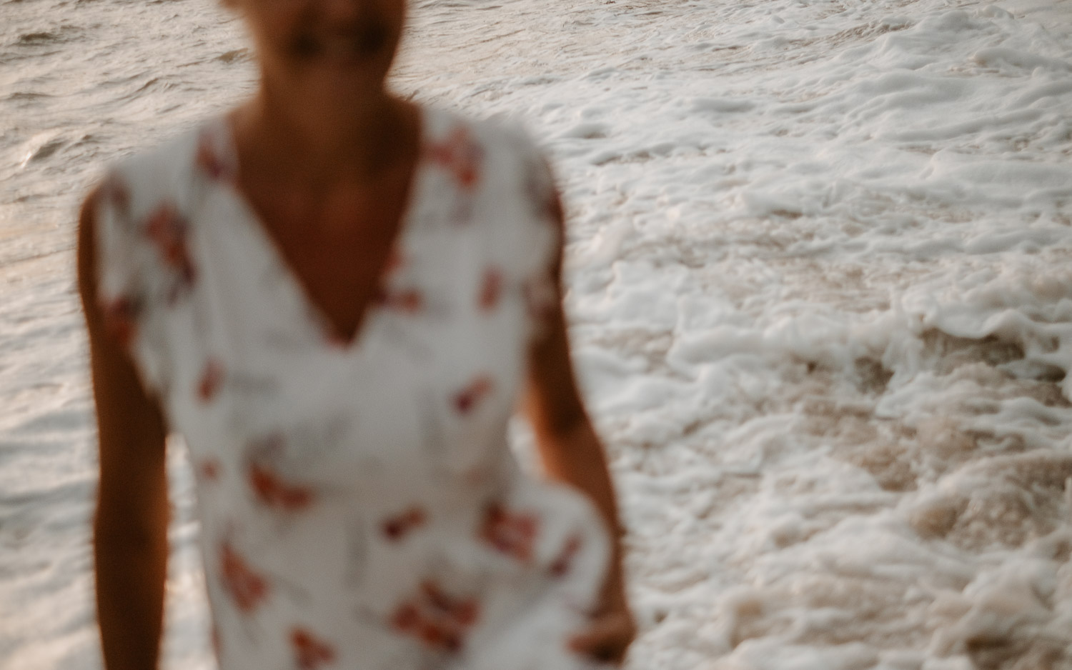 Séance photo lifestyle en famille d’une maman, de ses filles et son fils, sur la plage près de Pornic par Geoffrey Arnoldy photographe