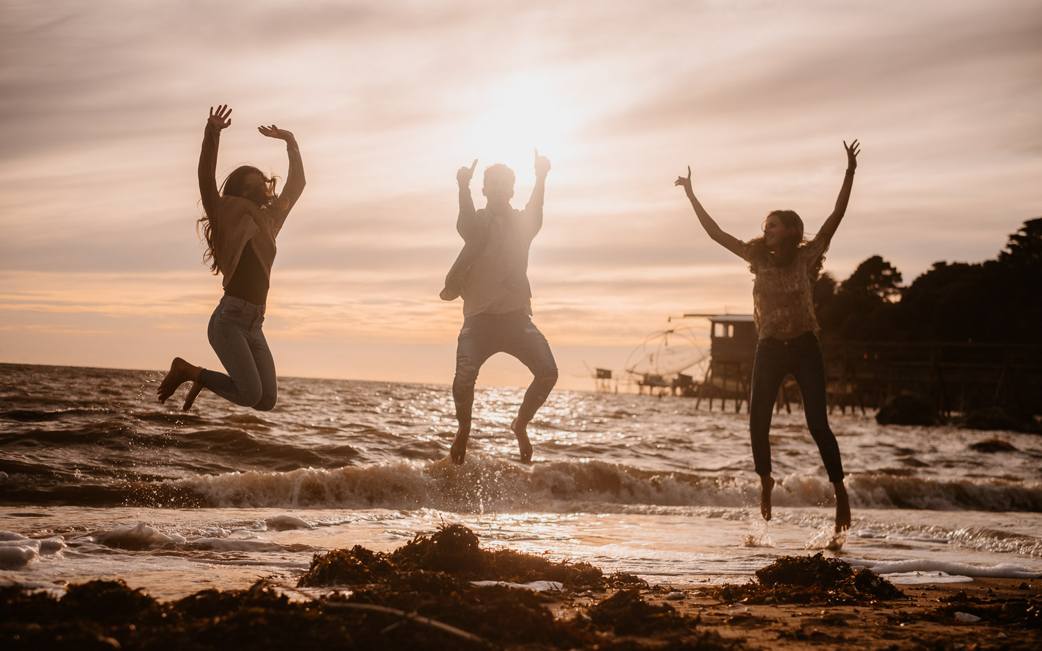 Séance photo lifestyle en famille d’une maman, de ses filles et son fils, sur la plage près de Pornic par Geoffrey Arnoldy photographe