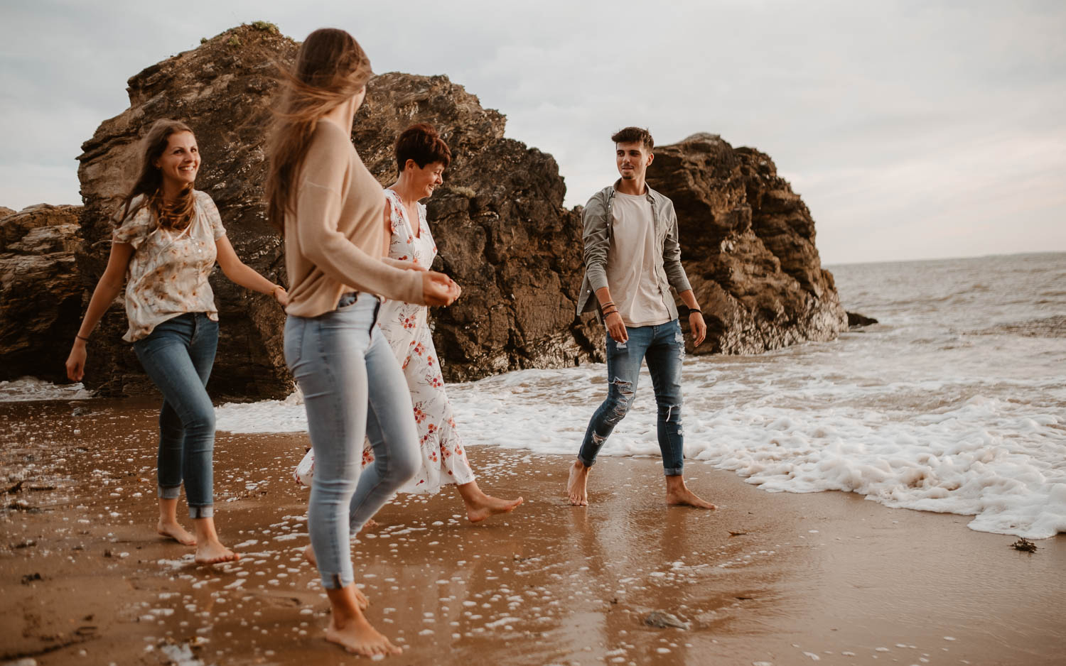 Séance photo lifestyle en famille d’une maman, de ses filles et son fils, sur la plage près de Pornic par Geoffrey Arnoldy photographe