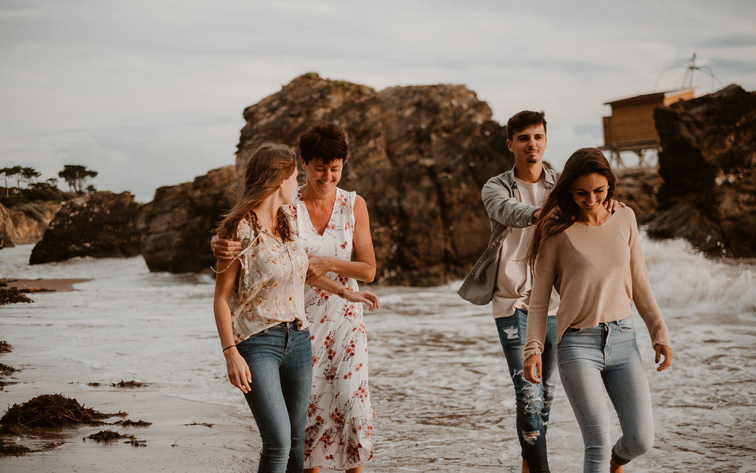 Séance photo lifestyle en famille d’une maman, de ses filles et son fils, sur la plage près de Pornic par Geoffrey Arnoldy photographe