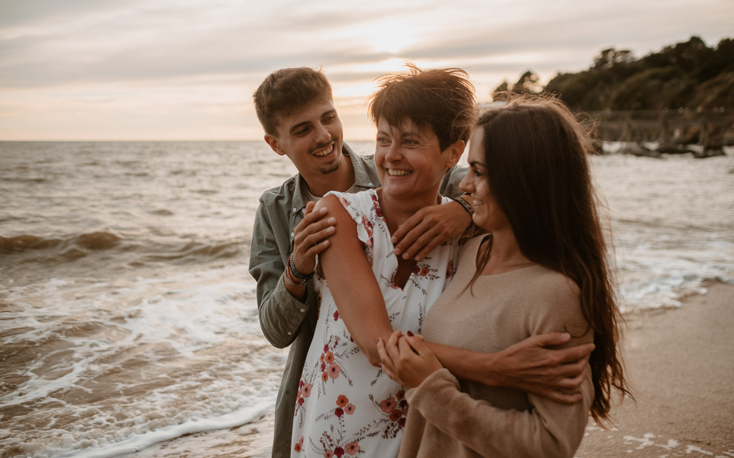 Séance photo lifestyle en famille d’une maman, de ses filles et son fils, sur la plage près de Pornic par Geoffrey Arnoldy photographe