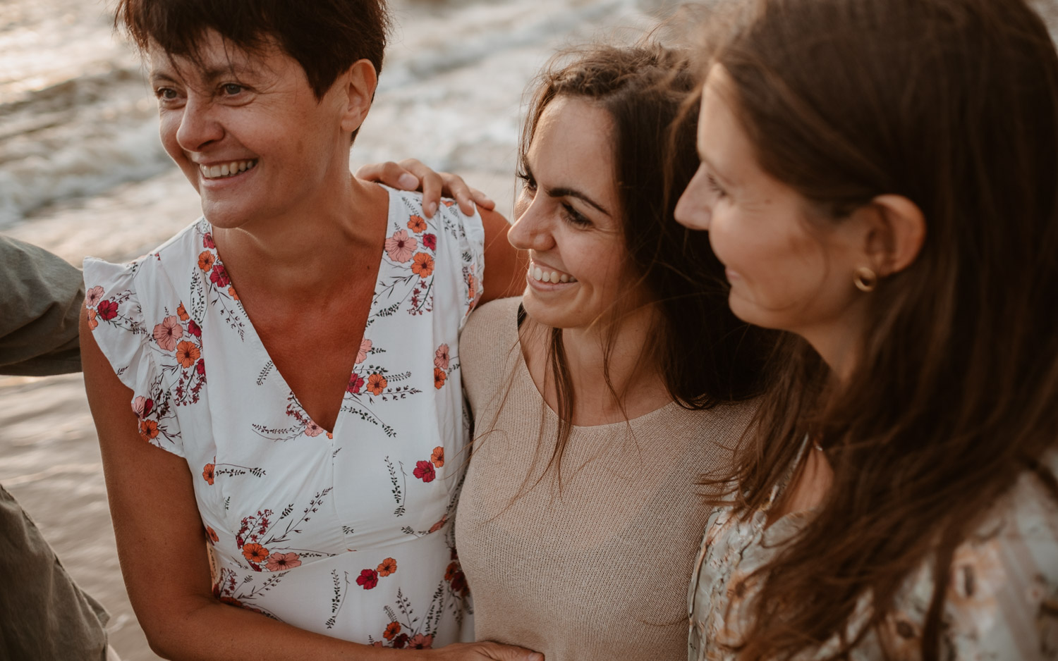 Séance photo lifestyle en famille d’une maman, de ses filles et son fils, sur la plage près de Pornic par Geoffrey Arnoldy photographe