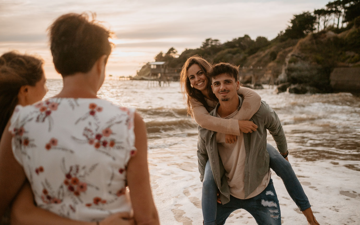 Séance photo lifestyle en famille d’une maman, de ses filles et son fils, sur la plage près de Pornic par Geoffrey Arnoldy photographe