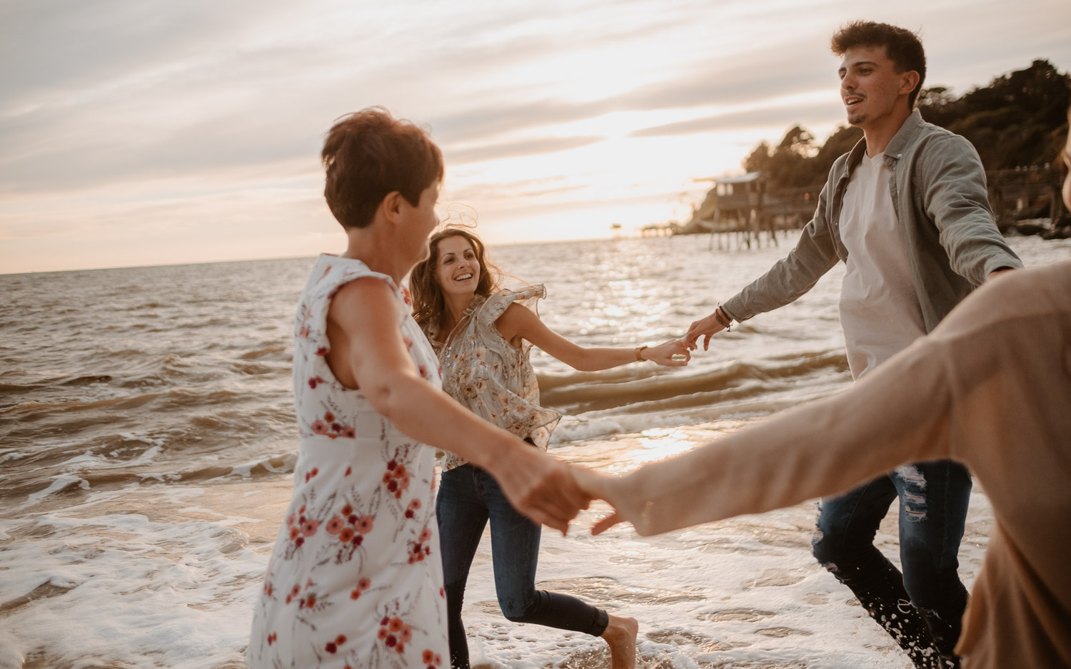 Séance photo lifestyle en famille d’une maman, de ses filles et son fils, sur la plage près de Pornic par Geoffrey Arnoldy photographe