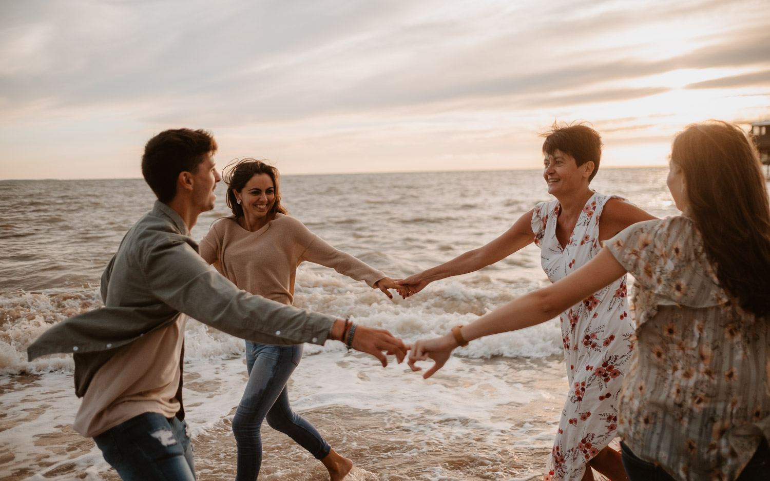 Séance photo lifestyle en famille d’une maman, de ses filles et son fils, sur la plage près de Pornic par Geoffrey Arnoldy photographe