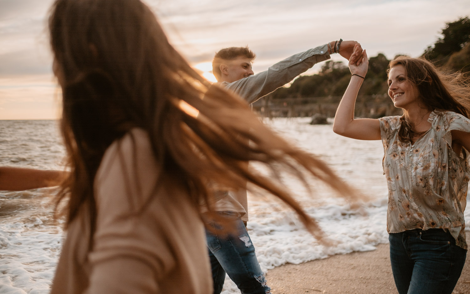 Séance photo lifestyle en famille d’une maman, de ses filles et son fils, sur la plage près de Pornic par Geoffrey Arnoldy photographe