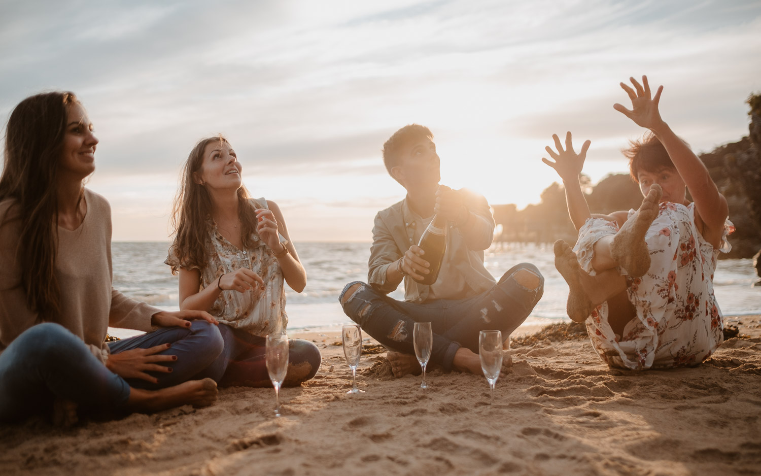 Séance photo lifestyle en famille d’une maman, de ses filles et son fils, sur la plage près de Pornic par Geoffrey Arnoldy photographe