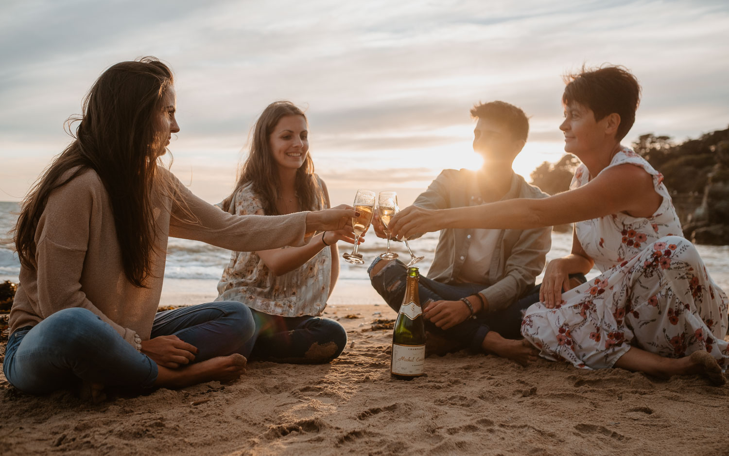 Séance photo lifestyle en famille d’une maman, de ses filles et son fils, sur la plage près de Pornic par Geoffrey Arnoldy photographe