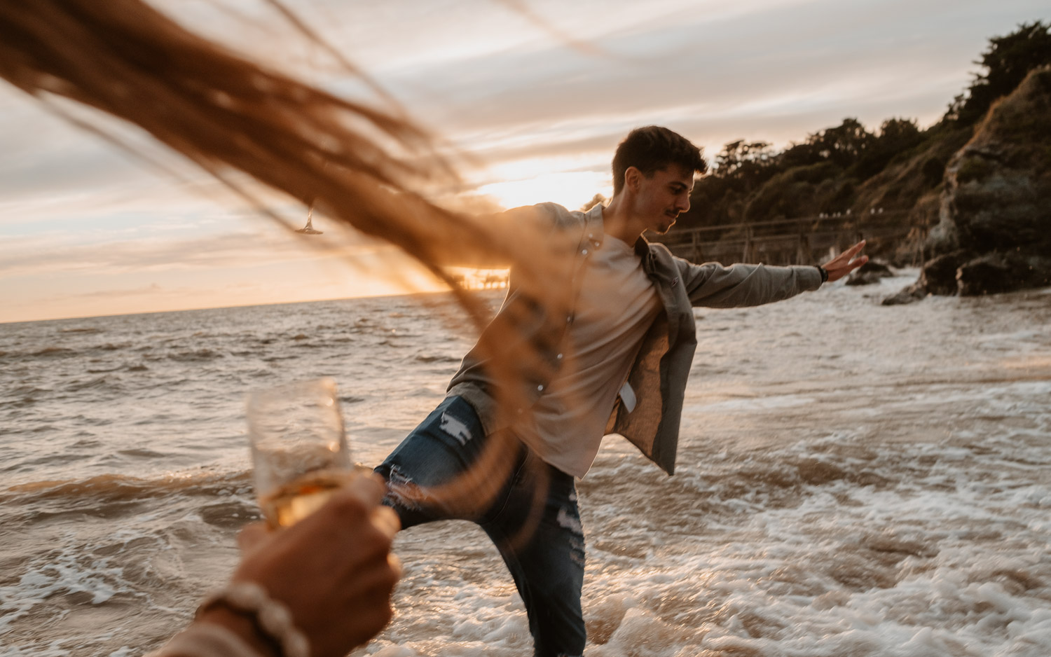 Séance photo lifestyle en famille d’une maman, de ses filles et son fils, sur la plage près de Pornic par Geoffrey Arnoldy photographe