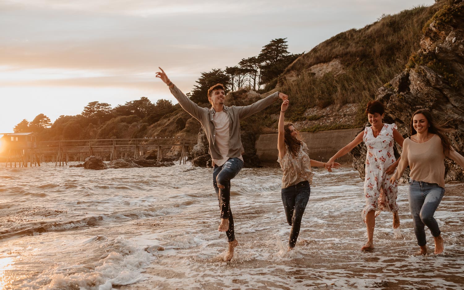 Séance photo lifestyle en famille d’une maman, de ses filles et son fils, sur la plage près de Pornic par Geoffrey Arnoldy photographe