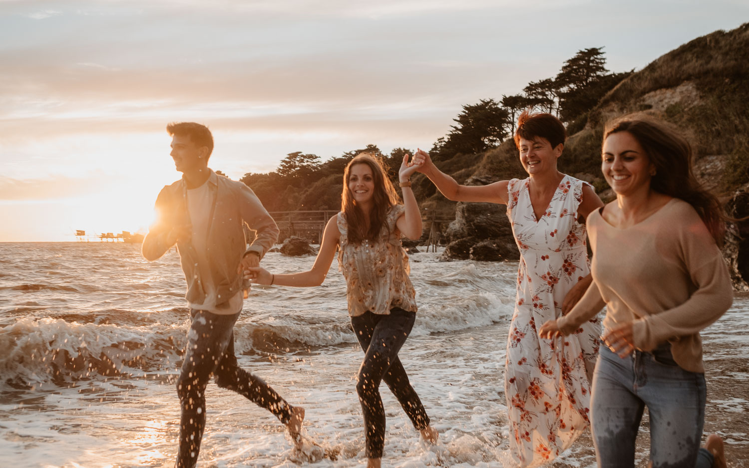 Séance photo lifestyle en famille d’une maman, de ses filles et son fils, sur la plage près de Pornic par Geoffrey Arnoldy photographe