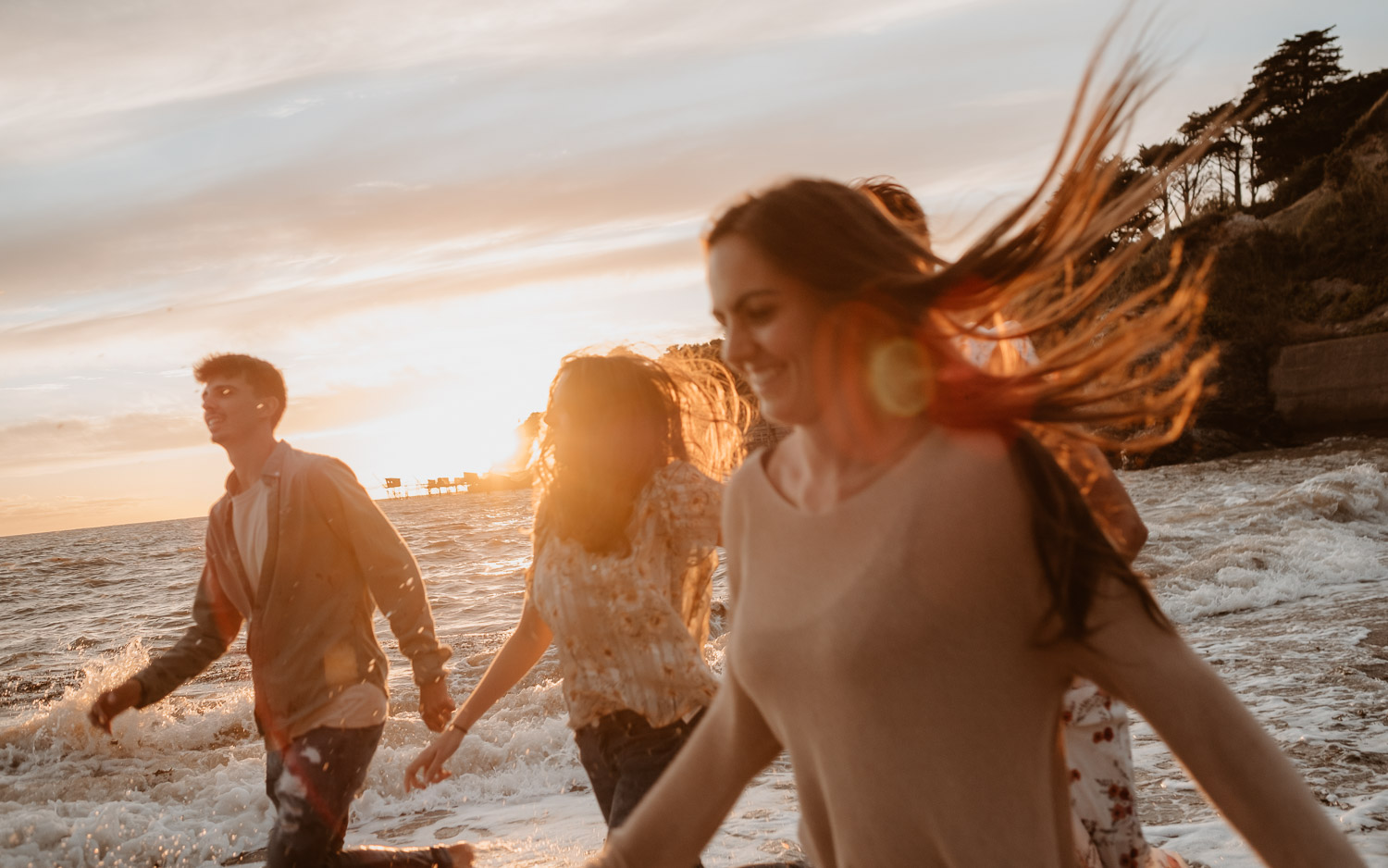 Séance photo lifestyle en famille d’une maman, de ses filles et son fils, sur la plage près de Pornic par Geoffrey Arnoldy photographe