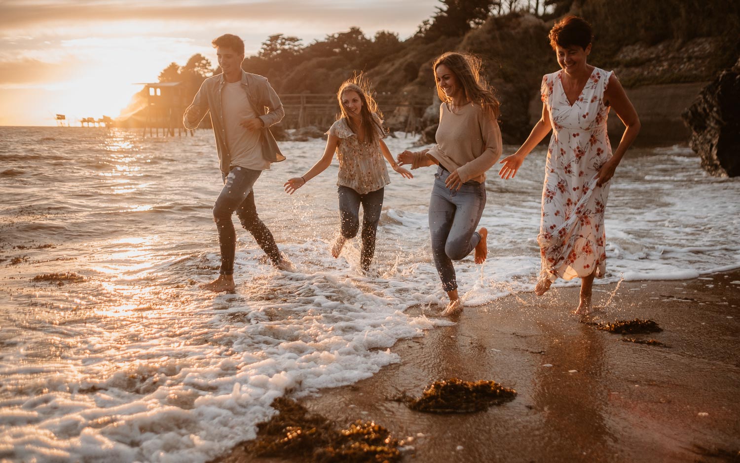 Séance photo lifestyle en famille d’une maman, de ses filles et son fils, sur la plage près de Pornic par Geoffrey Arnoldy photographe