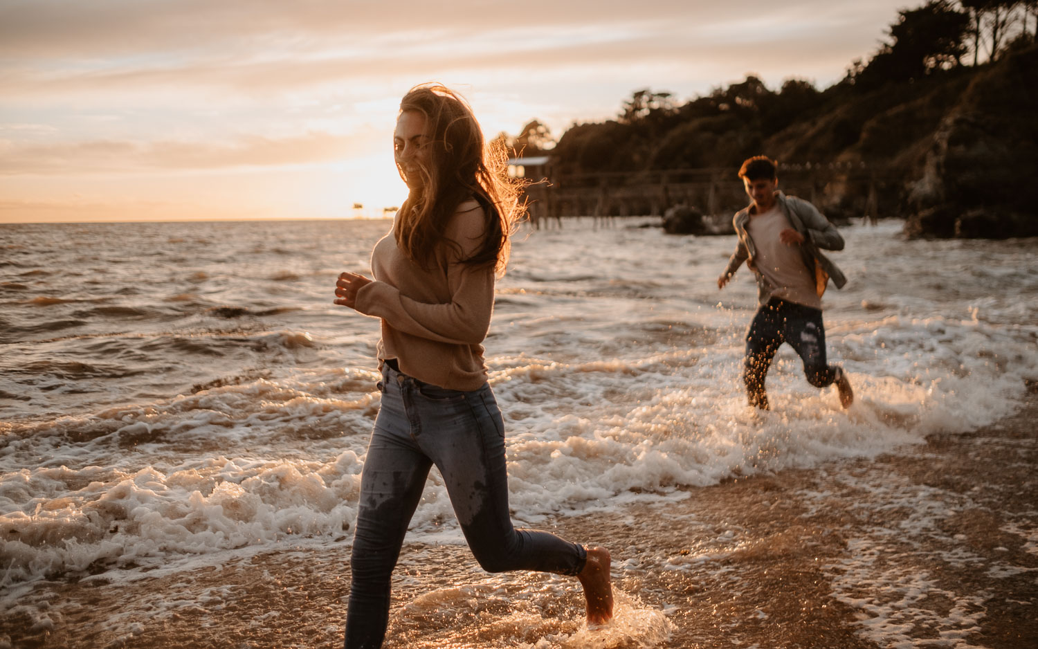 Séance photo lifestyle en famille d’une maman, de ses filles et son fils, sur la plage près de Pornic par Geoffrey Arnoldy photographe