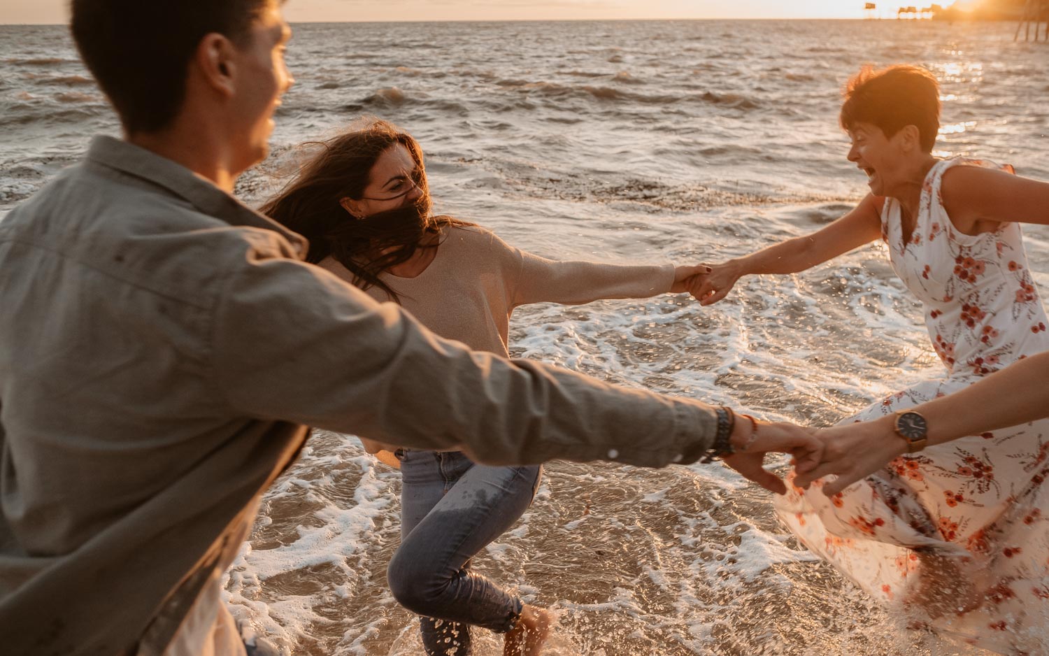 Séance photo lifestyle en famille d’une maman, de ses filles et son fils, sur la plage près de Pornic par Geoffrey Arnoldy photographe