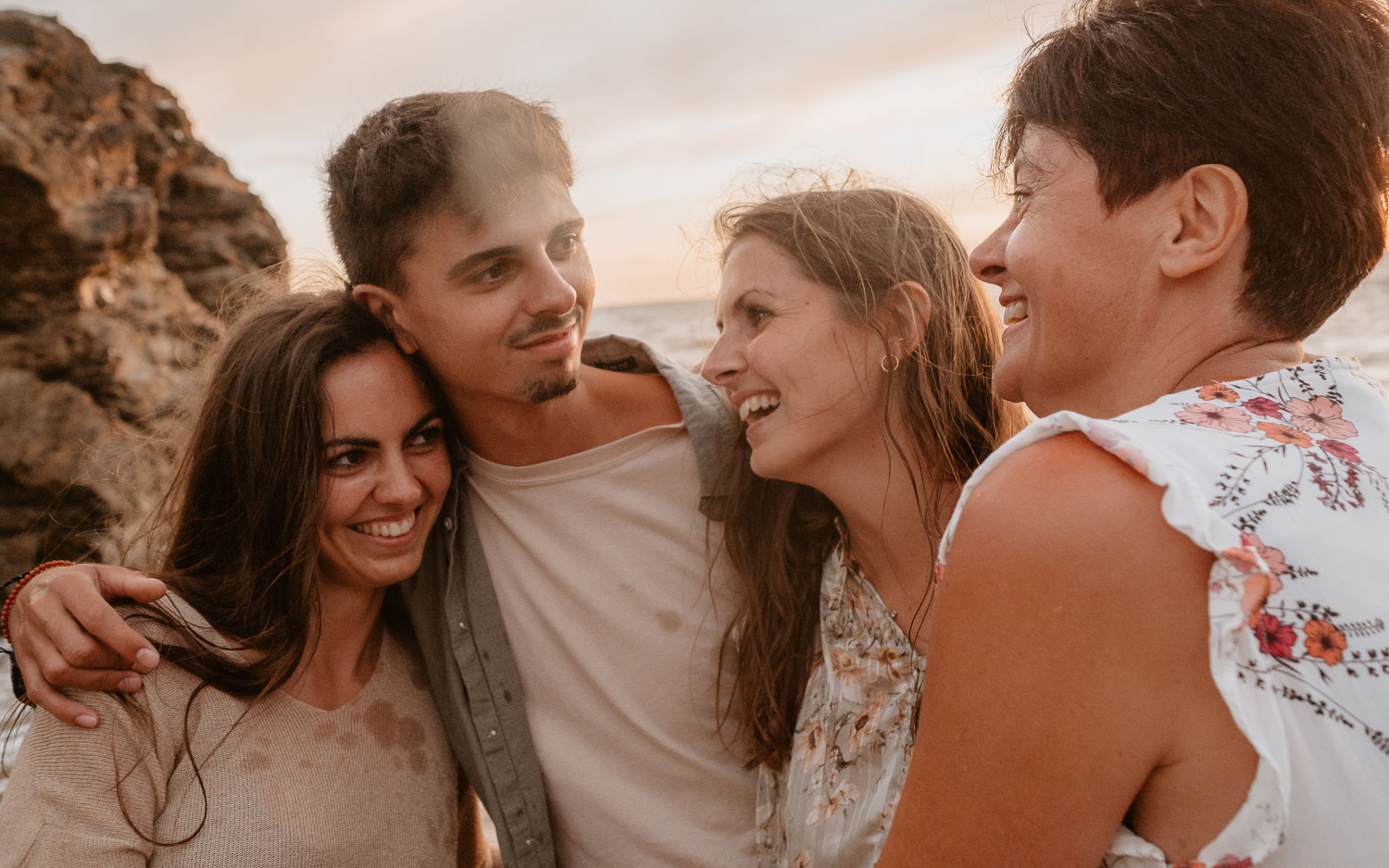 Séance photo lifestyle en famille d’une maman, de ses filles et son fils, sur la plage près de Pornic par Geoffrey Arnoldy photographe