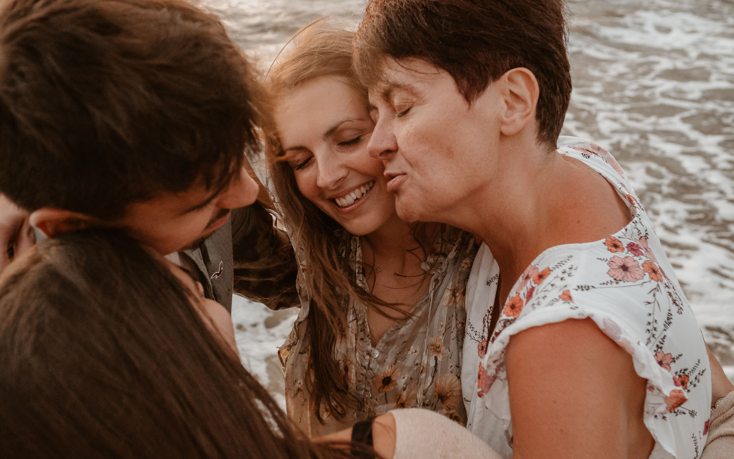Séance photo lifestyle en famille d’une maman, de ses filles et son fils, sur la plage près de Pornic par Geoffrey Arnoldy photographe