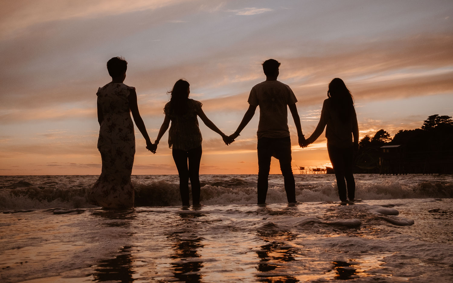 Séance photo lifestyle en famille d’une maman, de ses filles et son fils, sur la plage près de Pornic par Geoffrey Arnoldy photographe