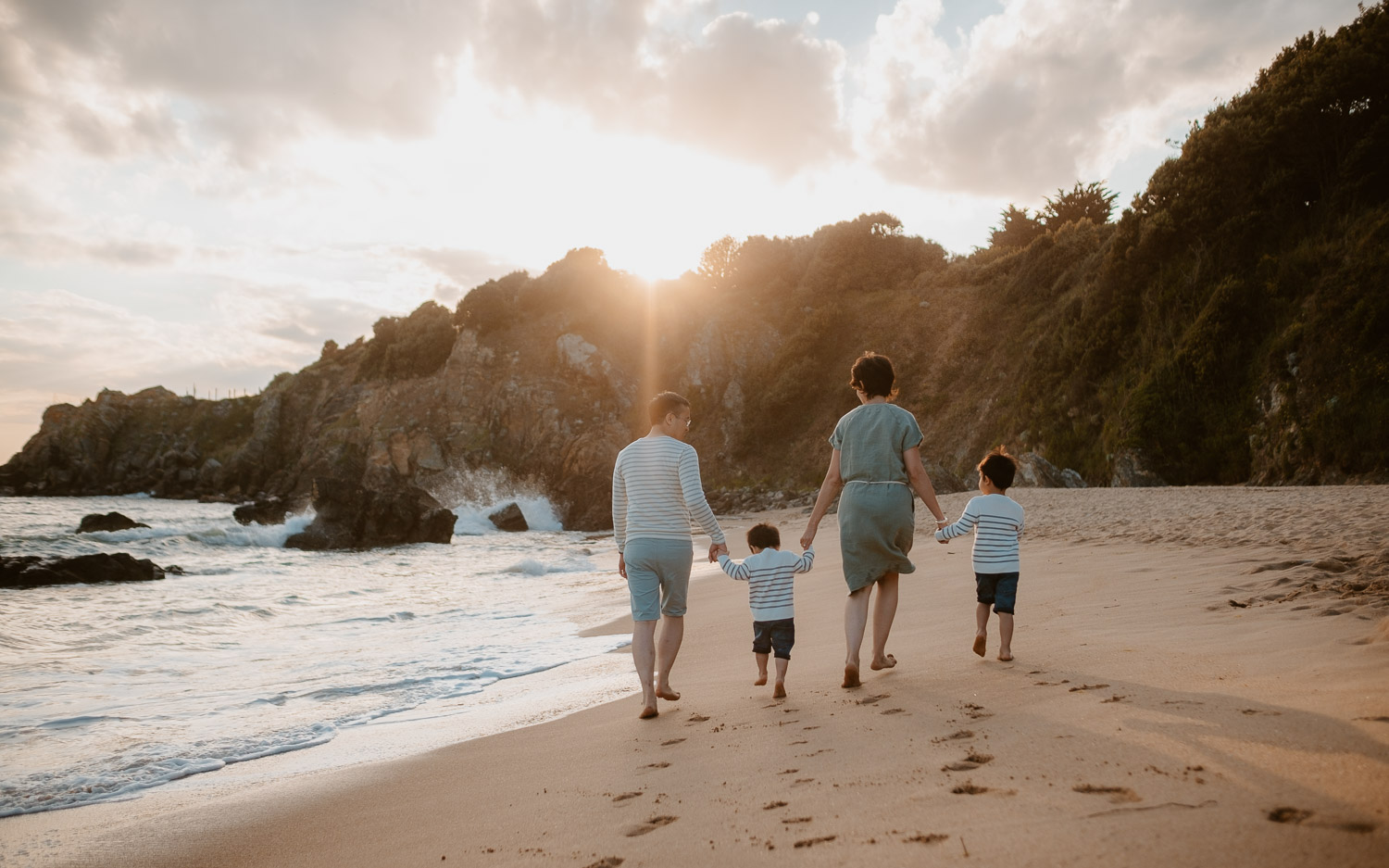 Séance photo lifestyle de famille en extérieur l’été sur la plage à Pornichet près de la Baule par Geoffrey Arnoldy photographe