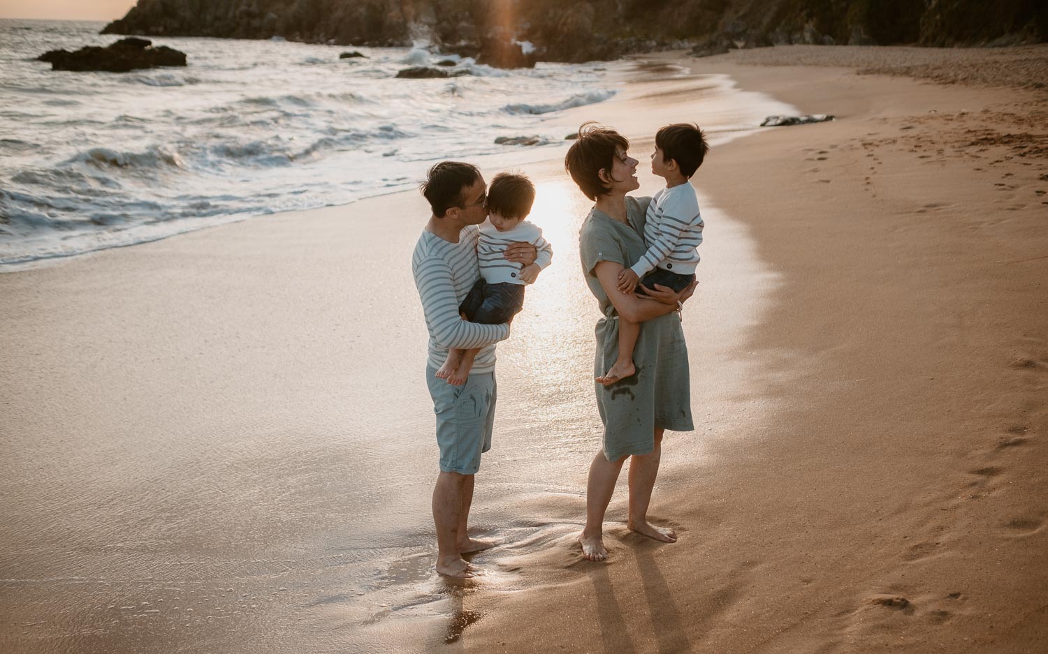 Séance photo lifestyle de famille en extérieur l’été sur la plage à Pornichet près de la Baule par Geoffrey Arnoldy photographe