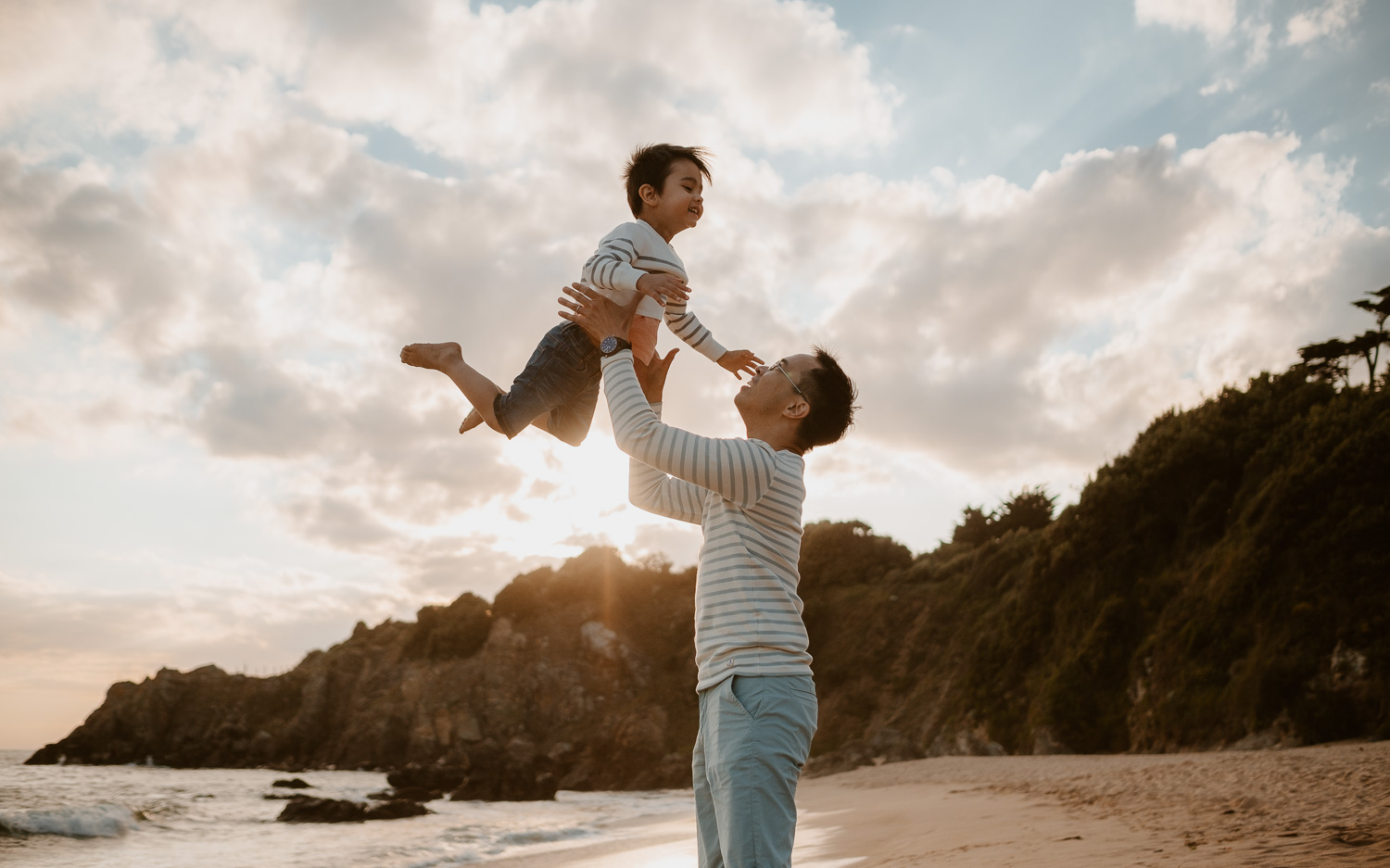 Séance photo lifestyle de famille en extérieur l’été sur la plage à Pornichet près de la Baule par Geoffrey Arnoldy photographe