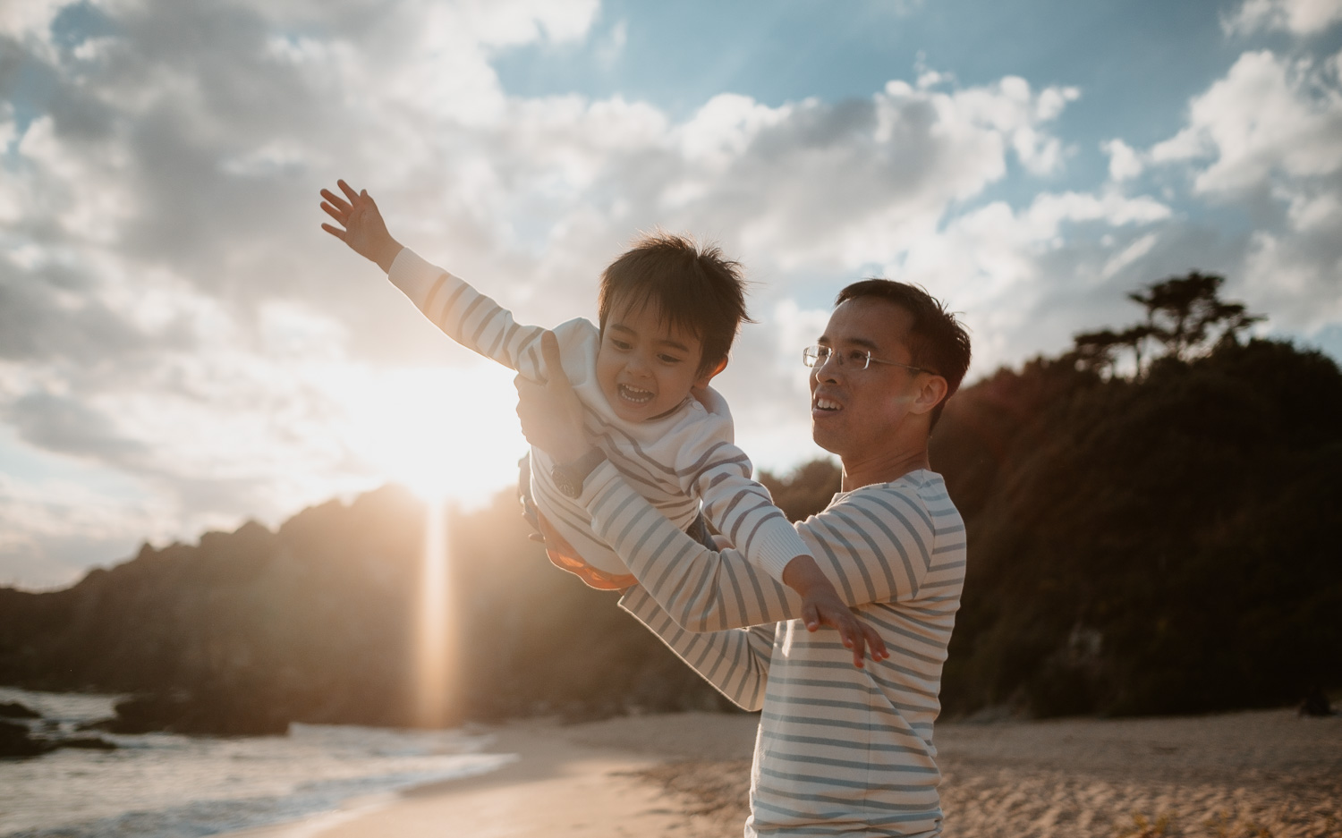 Séance photo lifestyle de famille en extérieur l’été sur la plage à Pornichet près de la Baule par Geoffrey Arnoldy photographe