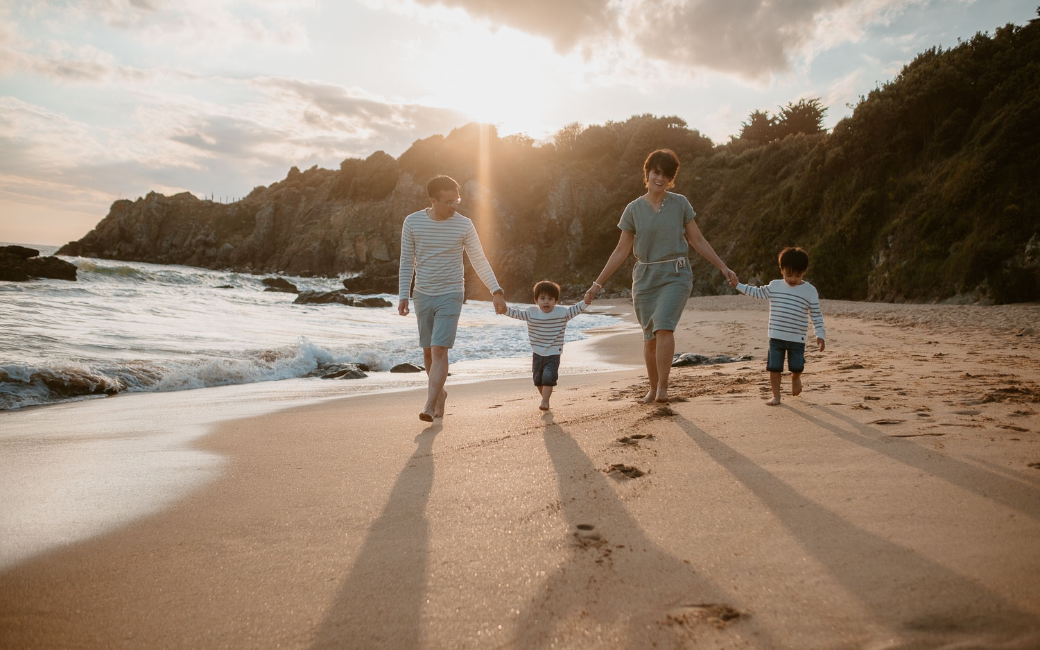 Séance photo lifestyle de famille en extérieur l’été sur la plage à Pornichet près de la Baule par Geoffrey Arnoldy photographe