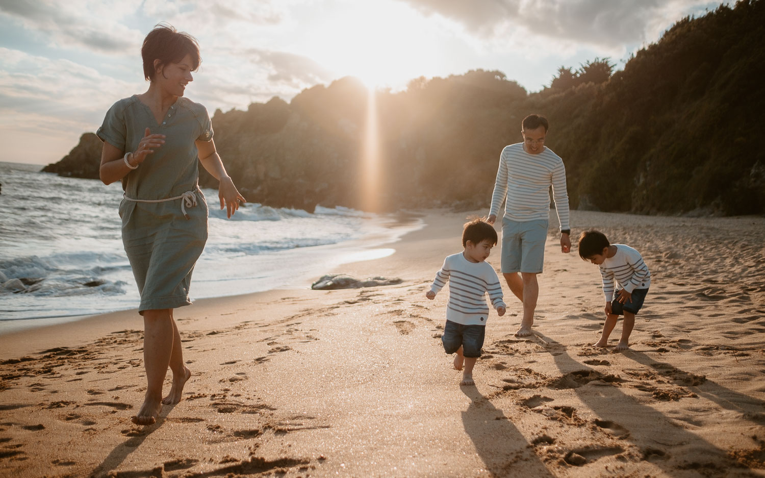 Séance photo lifestyle de famille en extérieur l’été sur la plage à Pornichet près de la Baule par Geoffrey Arnoldy photographe