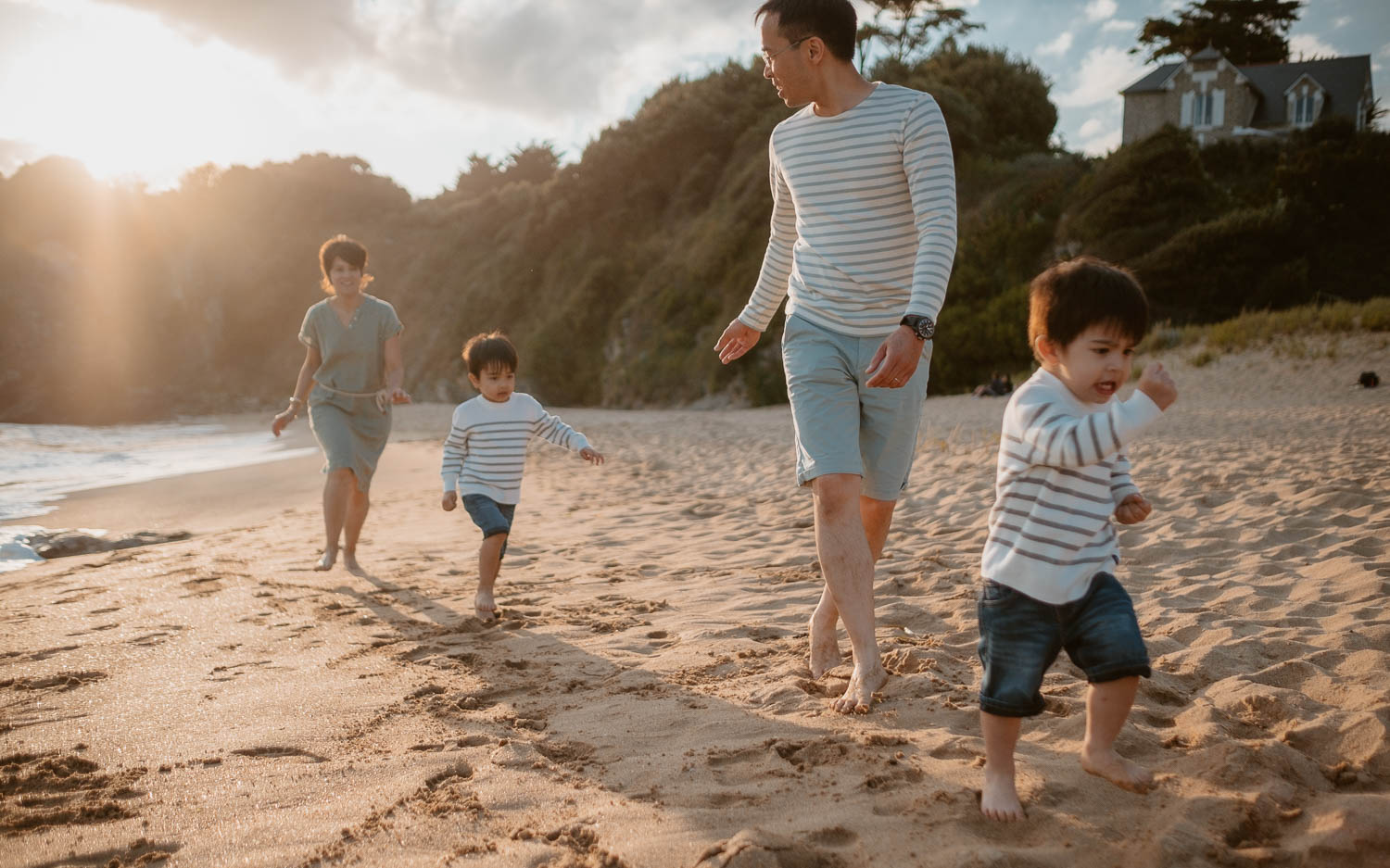 Séance photo lifestyle de famille en extérieur l’été sur la plage à Pornichet près de la Baule par Geoffrey Arnoldy photographe