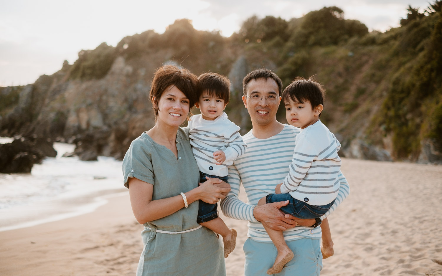 Séance photo lifestyle de famille en extérieur l’été sur la plage à Pornichet près de la Baule par Geoffrey Arnoldy photographe