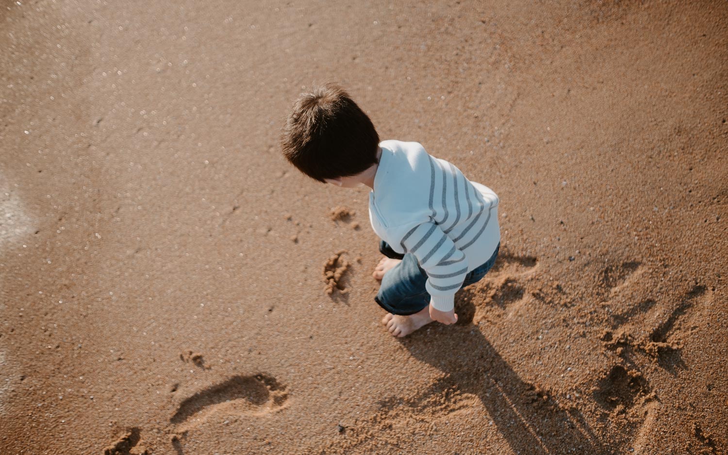 Séance photo lifestyle de famille en extérieur l’été sur la plage à Pornichet près de la Baule par Geoffrey Arnoldy photographe