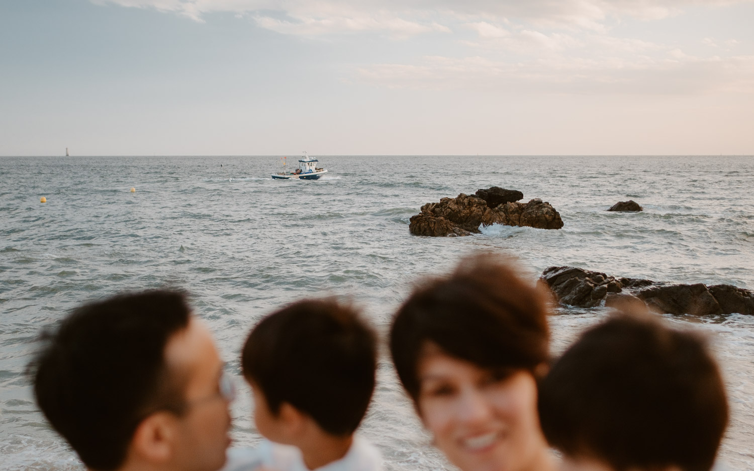 Séance photo lifestyle de famille en extérieur l’été sur la plage à Pornichet près de la Baule par Geoffrey Arnoldy photographe