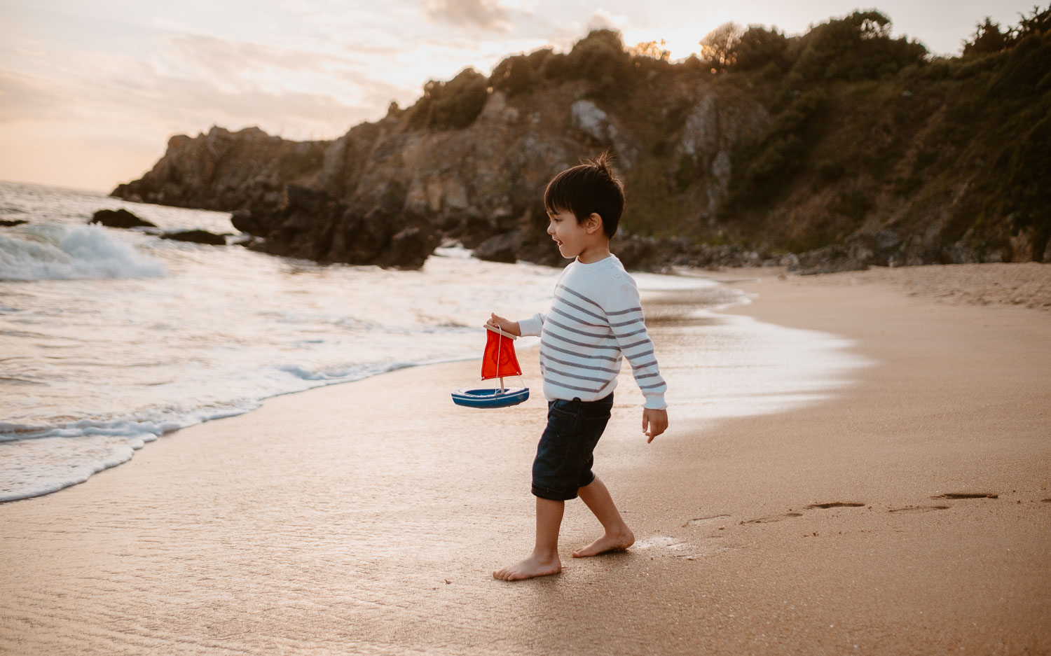 Séance photo lifestyle de famille en extérieur l’été sur la plage à Pornichet près de la Baule par Geoffrey Arnoldy photographe