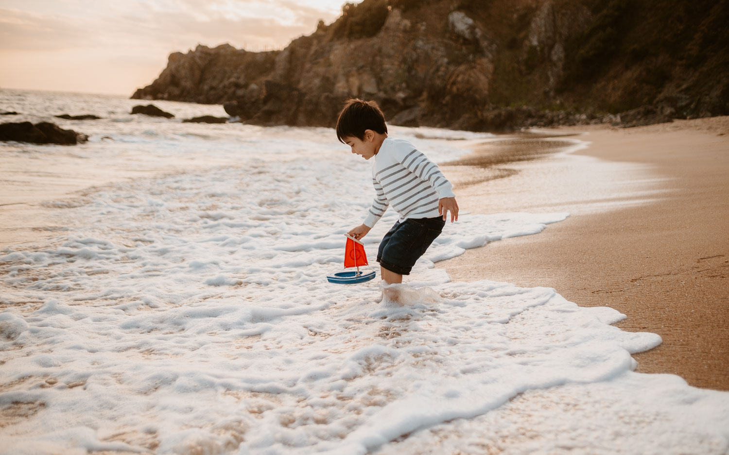 Séance photo lifestyle de famille en extérieur l’été sur la plage à Pornichet près de la Baule par Geoffrey Arnoldy photographe