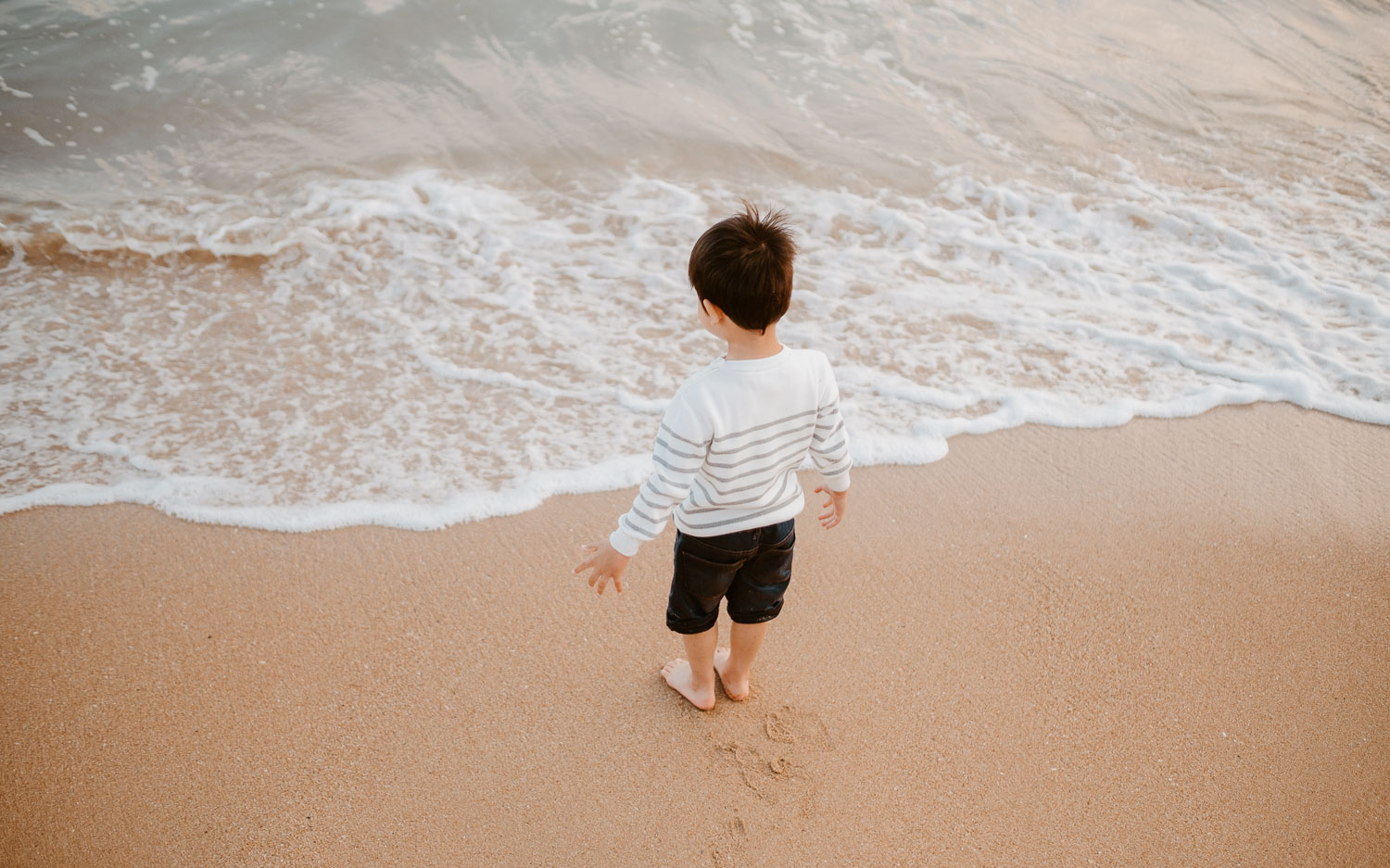 Séance photo lifestyle de famille en extérieur l’été sur la plage à Pornichet près de la Baule par Geoffrey Arnoldy photographe