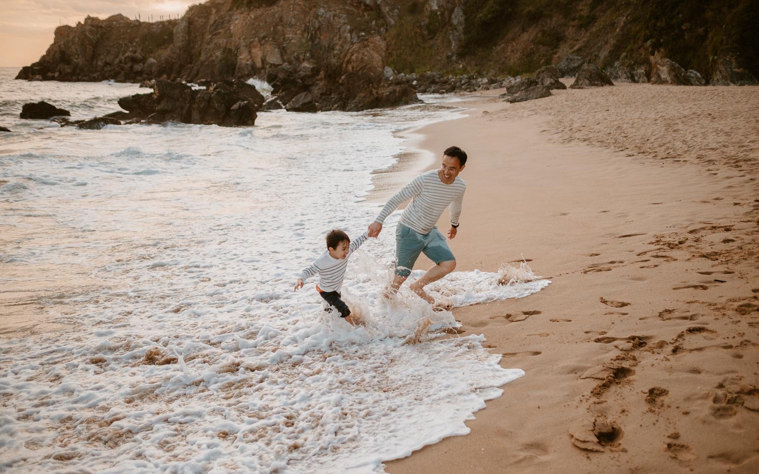 Séance photo lifestyle de famille en extérieur l’été sur la plage à Pornichet près de la Baule par Geoffrey Arnoldy photographe