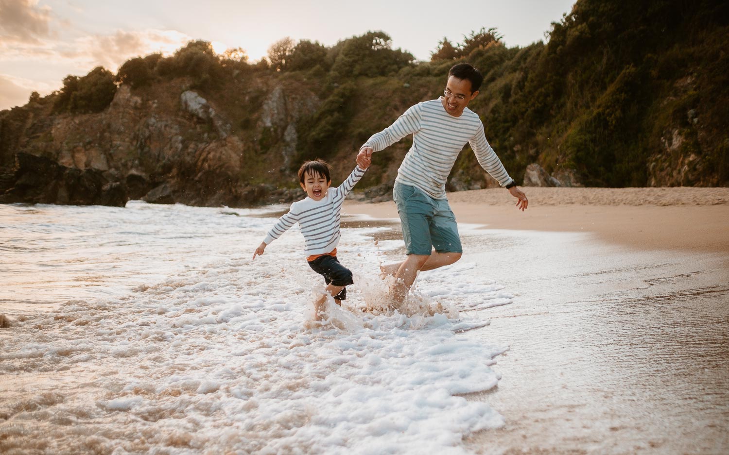 Séance photo lifestyle de famille en extérieur l’été sur la plage à Pornichet près de la Baule par Geoffrey Arnoldy photographe