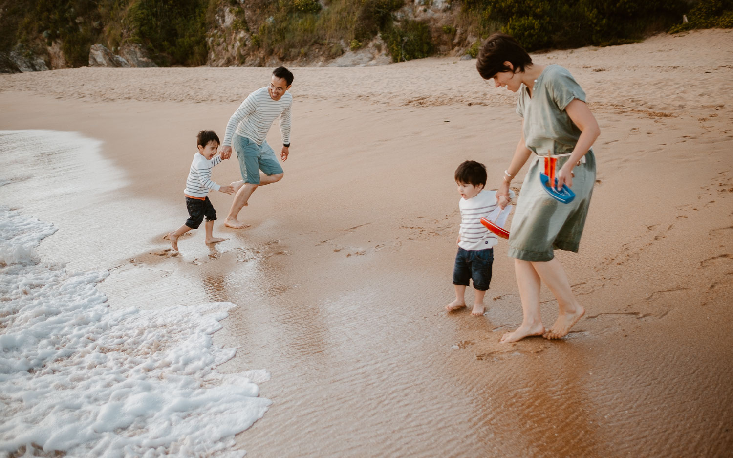 Séance photo lifestyle de famille en extérieur l’été sur la plage à Pornichet près de la Baule par Geoffrey Arnoldy photographe