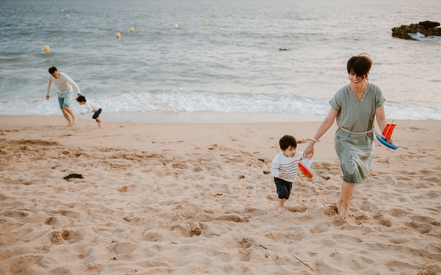 Séance photo lifestyle de famille en extérieur l’été sur la plage à Pornichet près de la Baule par Geoffrey Arnoldy photographe