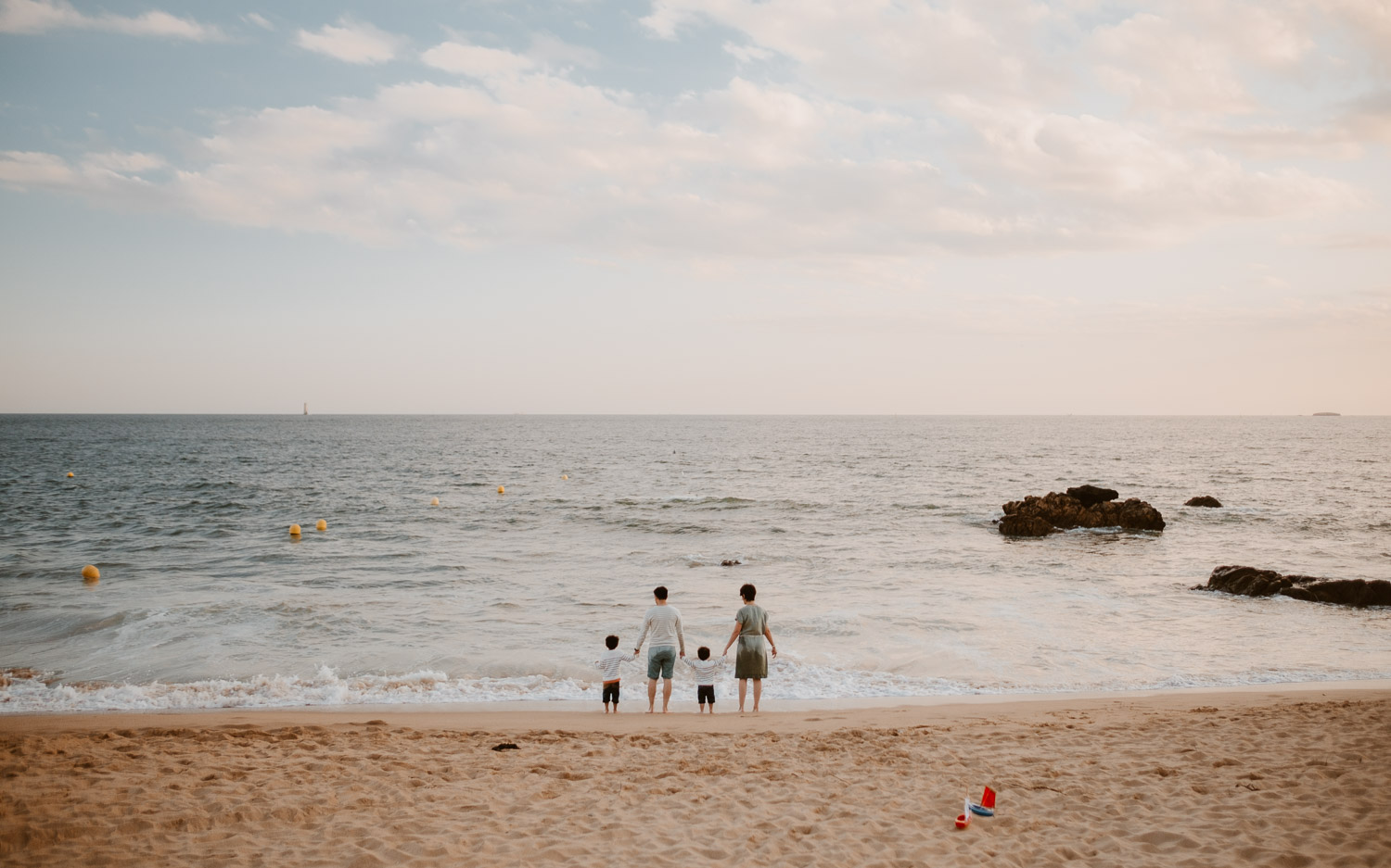 Séance photo lifestyle de famille en extérieur l’été sur la plage à Pornichet près de la Baule par Geoffrey Arnoldy photographe