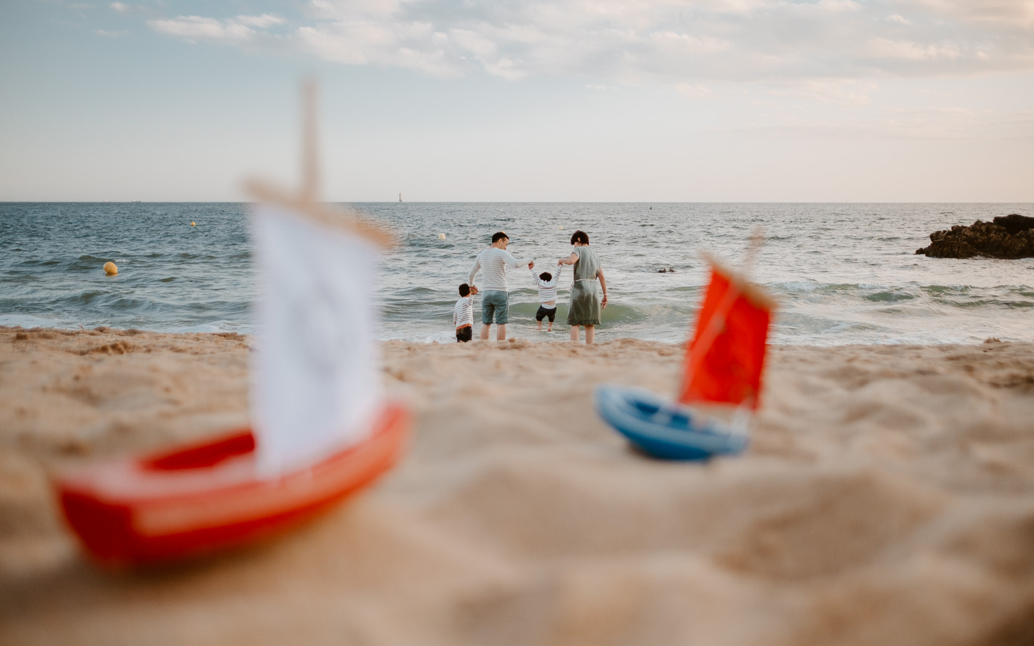 Séance photo lifestyle de famille en extérieur l’été sur la plage à Pornichet près de la Baule par Geoffrey Arnoldy photographe