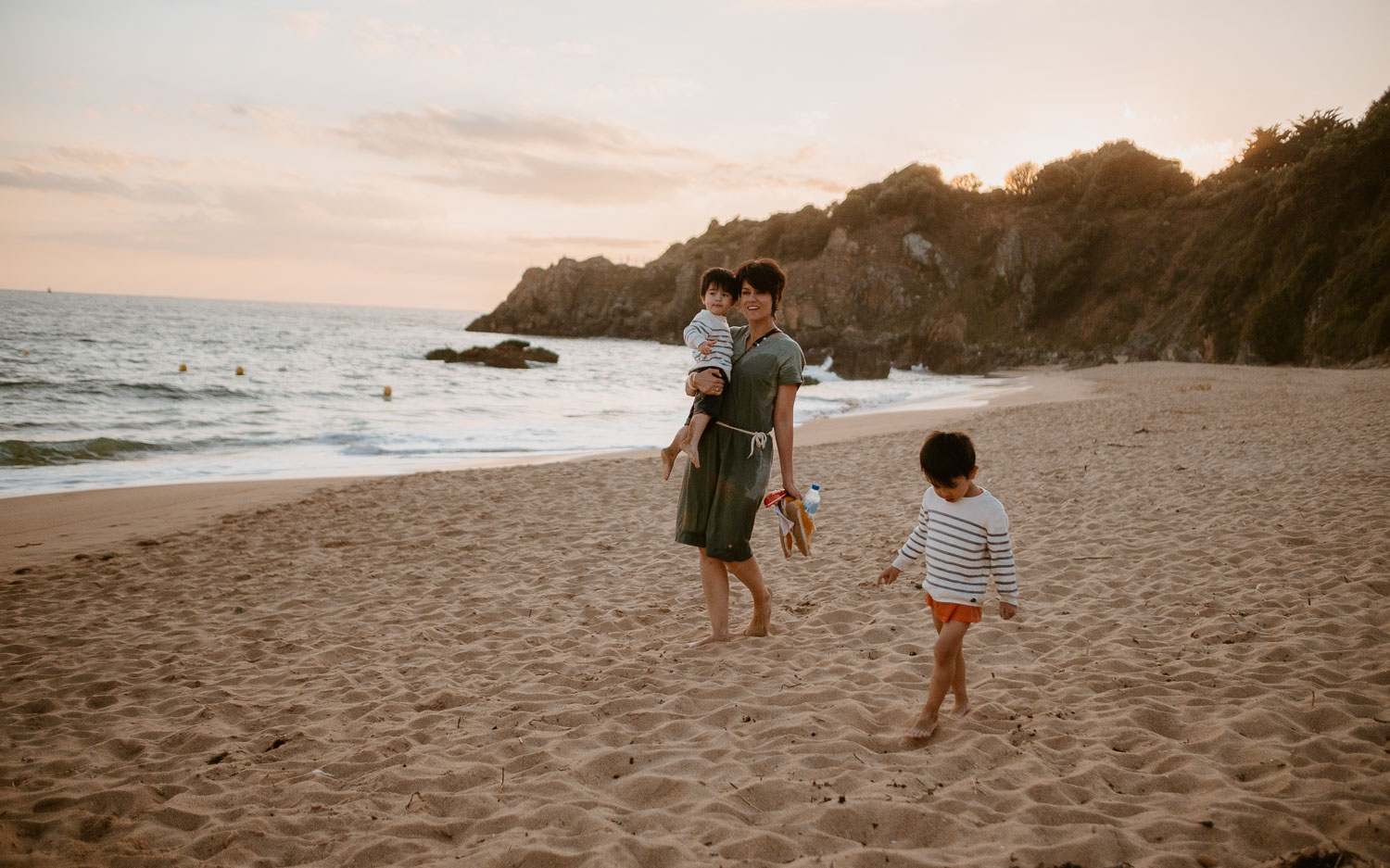 Séance photo lifestyle de famille en extérieur l’été sur la plage à Pornichet près de la Baule par Geoffrey Arnoldy photographe