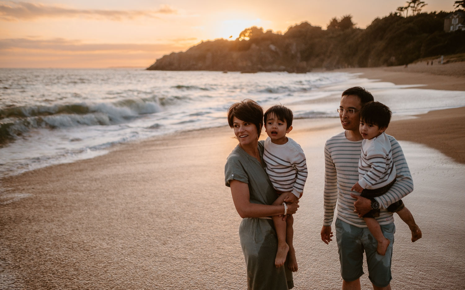 Séance photo lifestyle de famille en extérieur l’été sur la plage à Pornichet près de la Baule par Geoffrey Arnoldy photographe