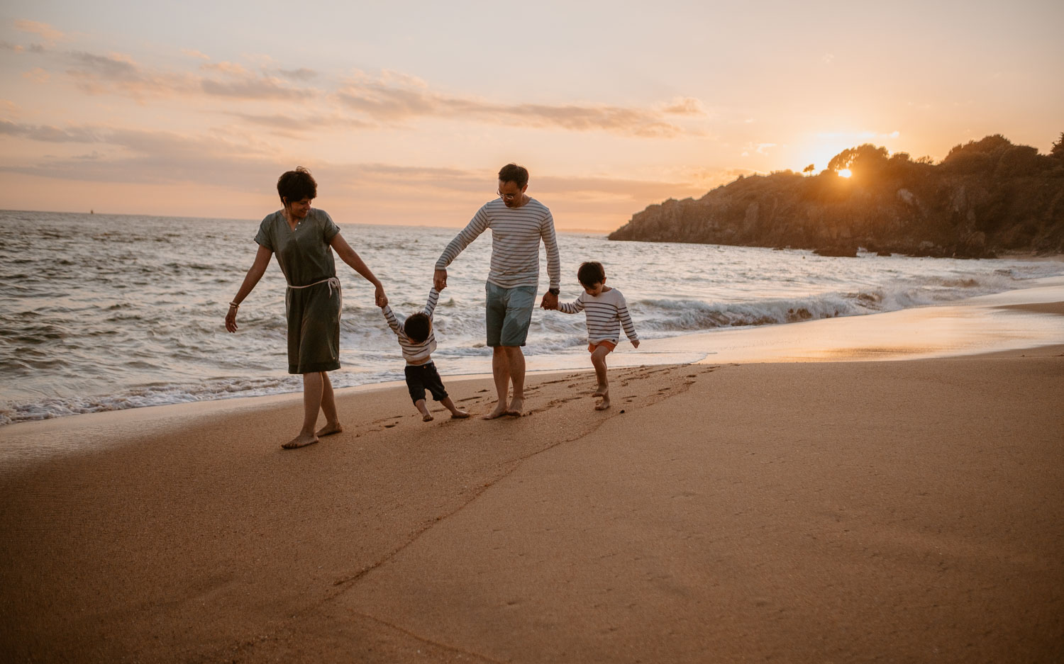 Séance photo lifestyle de famille en extérieur l’été sur la plage à Pornichet près de la Baule par Geoffrey Arnoldy photographe