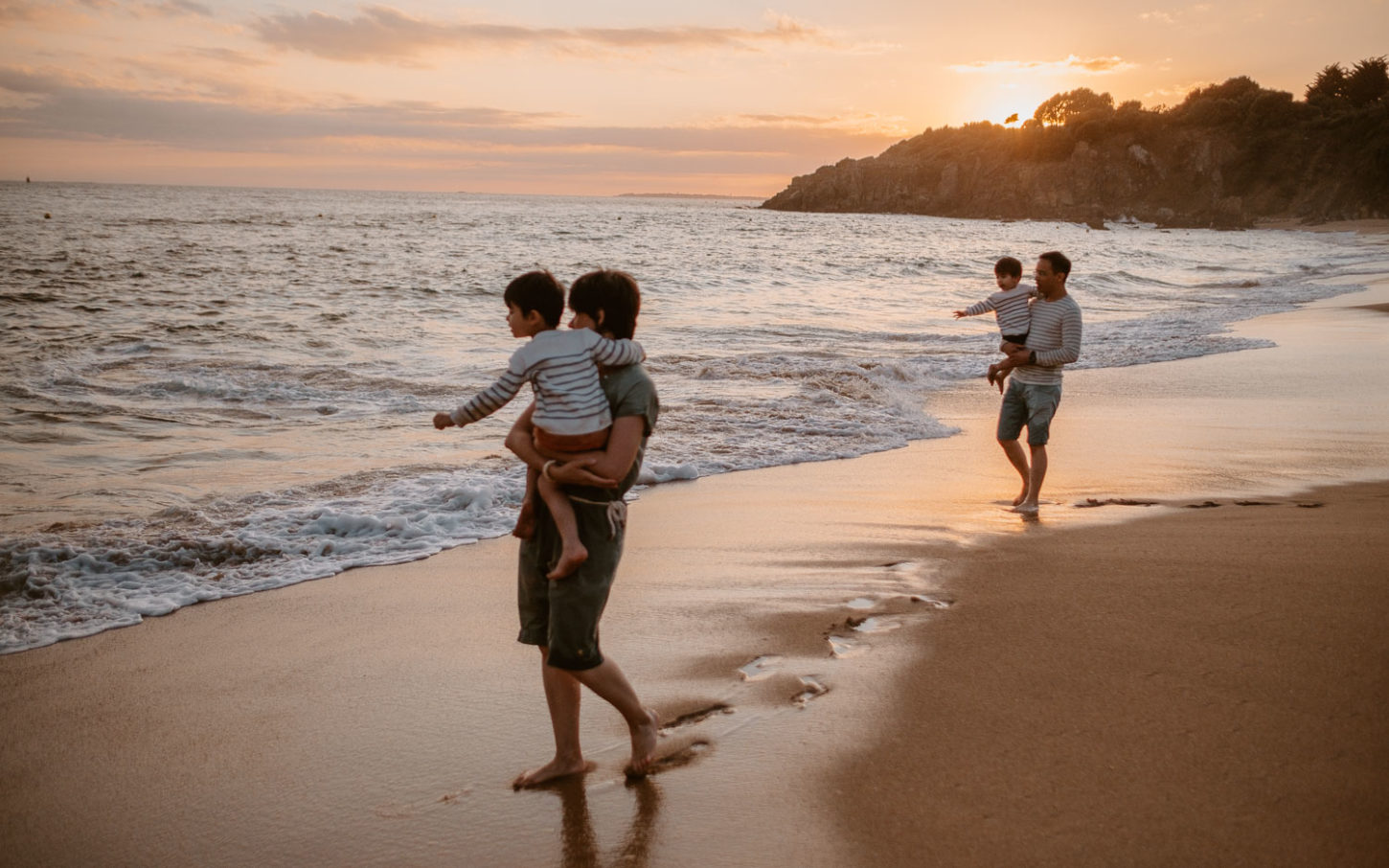 Séance photo lifestyle de famille en extérieur l’été sur la plage à Pornichet près de la Baule par Geoffrey Arnoldy photographe