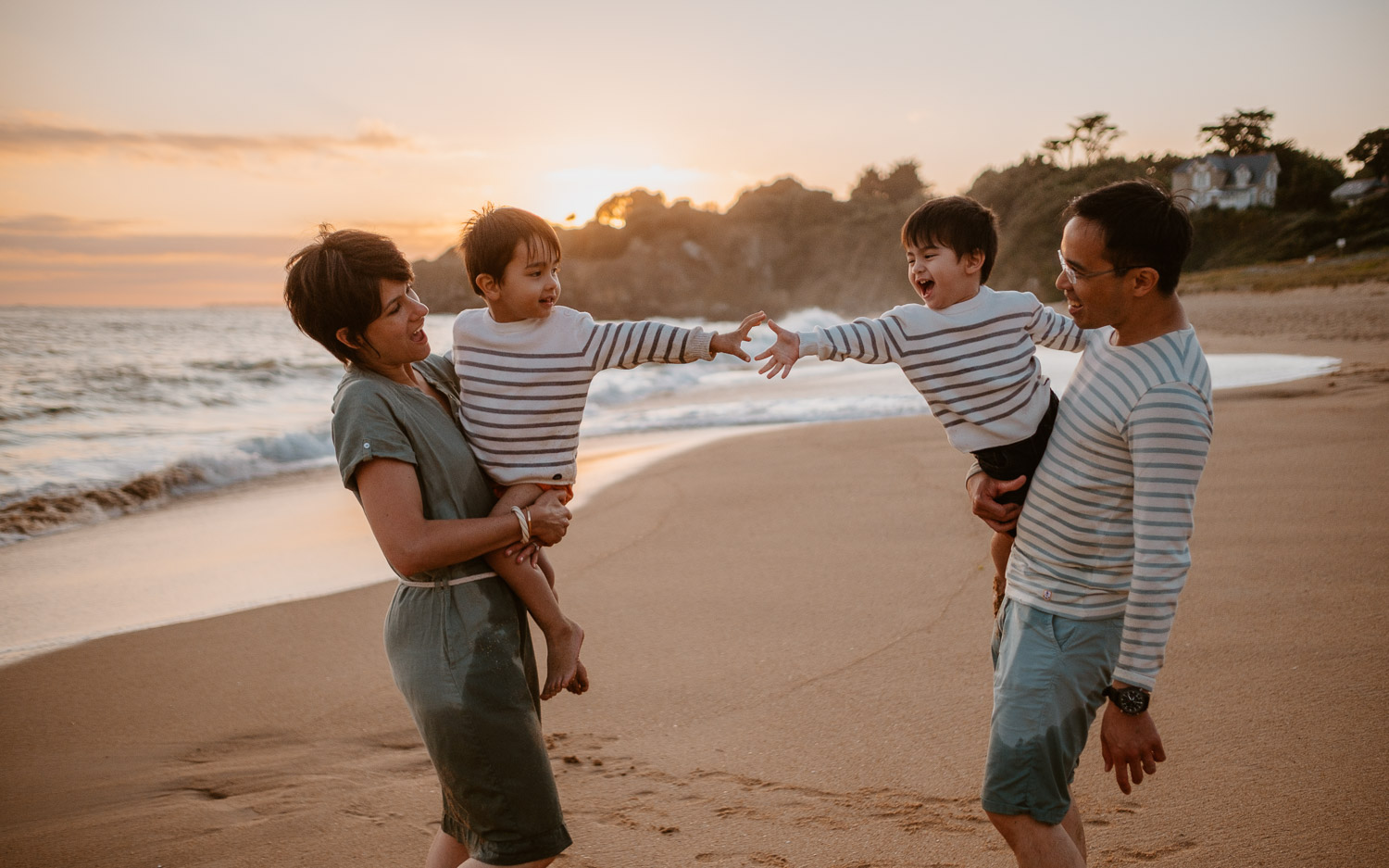 Séance photo lifestyle de famille en extérieur l’été sur la plage à Pornichet près de la Baule par Geoffrey Arnoldy photographe