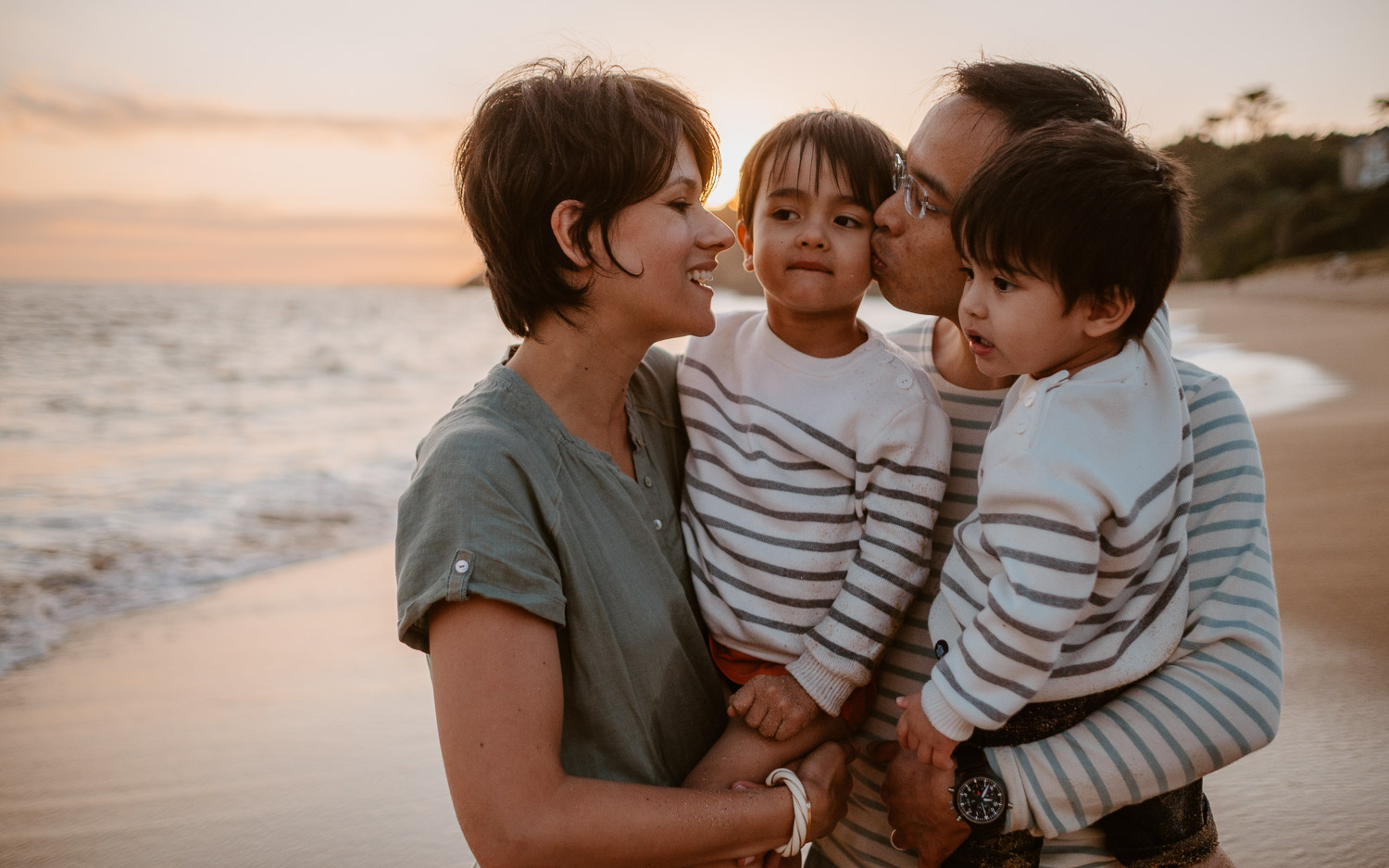 Séance photo lifestyle de famille en extérieur l’été sur la plage à Pornichet près de la Baule par Geoffrey Arnoldy photographe