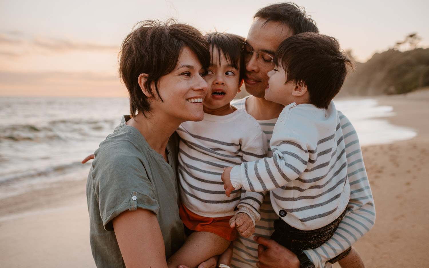 Séance photo lifestyle de famille en extérieur l’été sur la plage à Pornichet près de la Baule par Geoffrey Arnoldy photographe