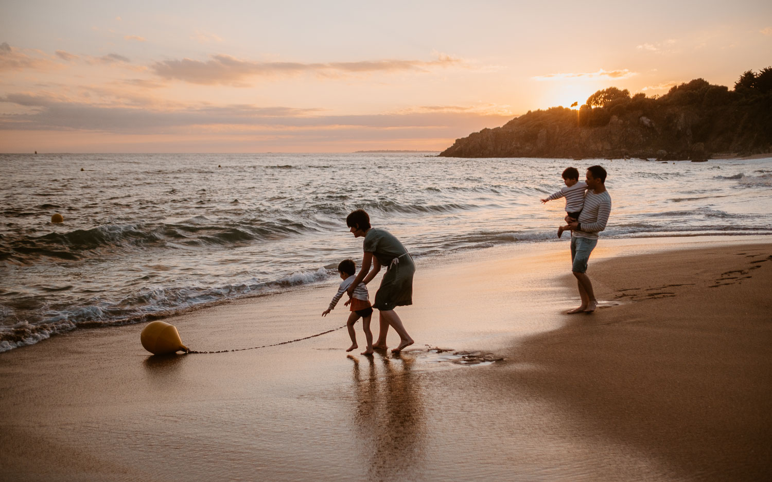 Séance photo lifestyle de famille en extérieur l’été sur la plage à Pornichet près de la Baule par Geoffrey Arnoldy photographe