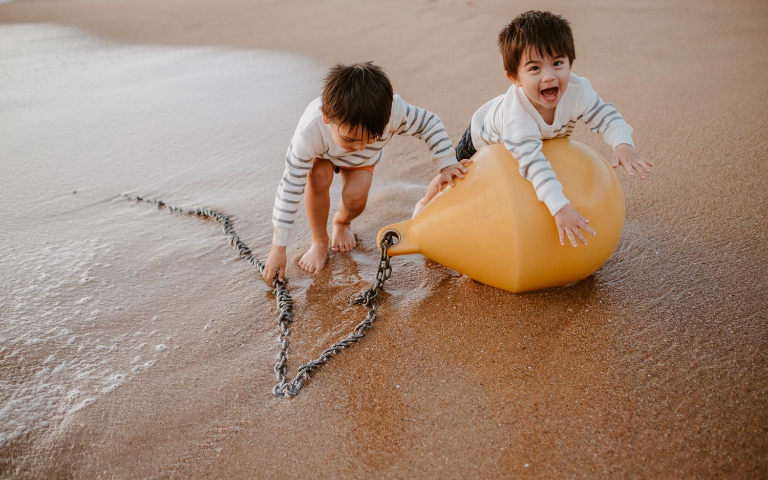 Séance photo lifestyle de famille en extérieur l’été sur la plage à Pornichet près de la Baule par Geoffrey Arnoldy photographe